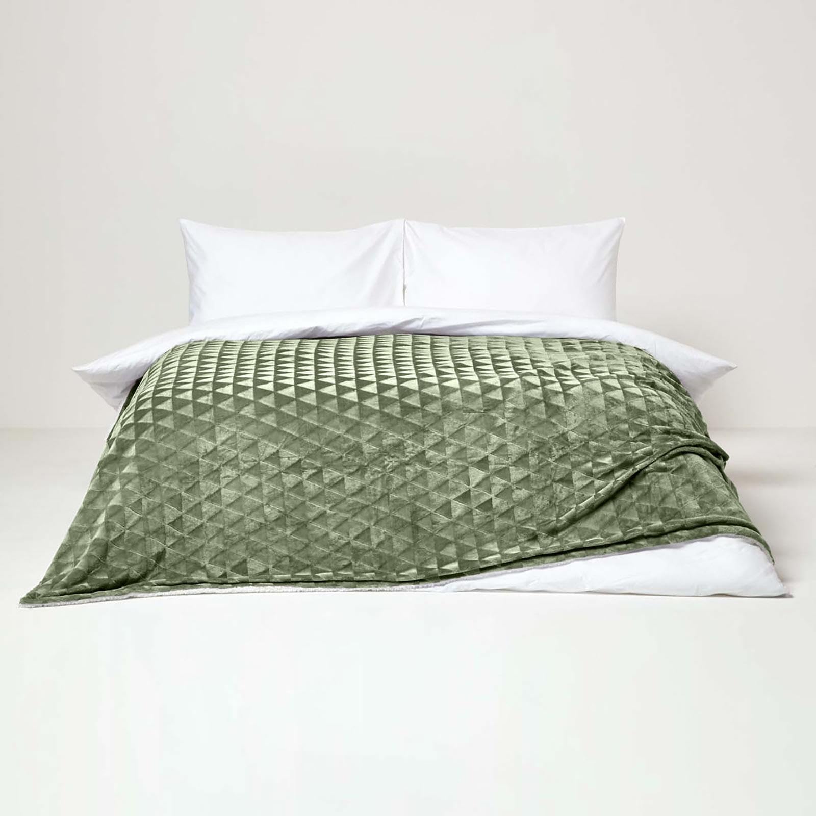 Homescapes Samt Kuscheldecke Salbei 200x230 cm, Sherpa Fleece Wohndecke Felloptik, grüne Tagesdecke geometrisch Gemustert