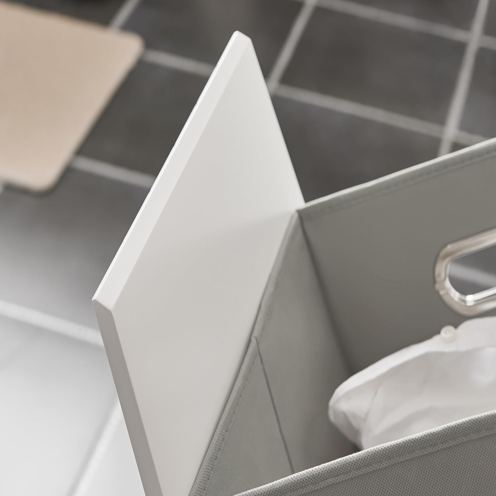 SoBuy Mueble Ropa Sucia baño con Saco abatible – Armario con Asas de Transporte y Almacenamiento – Mueble de baño Resistente a la Humedad para Espacios pequeños, Blanco 45x85,5x35cm BZR100-W
