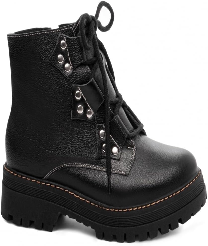 Bota Coturno Sola Tratorada em Couro em promoção! Veja a oferta e mais achadinhos de Botas Hoje é o melhor dia para comprar Bota Coturno Sola Tratorada em Couro com aquele preço maroto! Promoção! Aproveite a oferta!