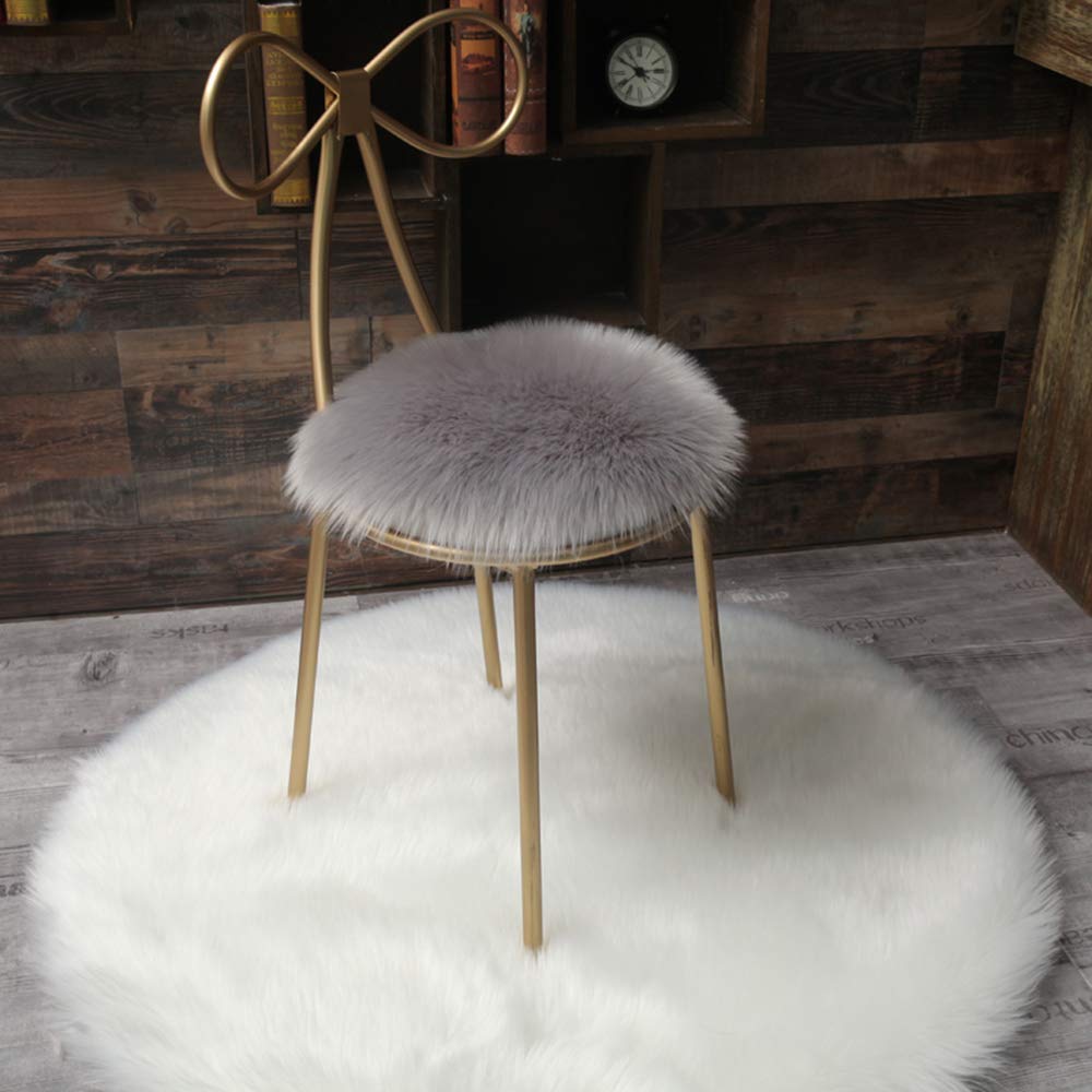 Coussin en peau de mouton et laine grise, finition peluche