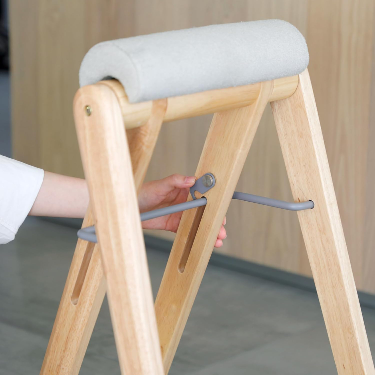 Amazon｜折りたたみ式ハイチェア 座面高 64cm 天然木仕様 クッション