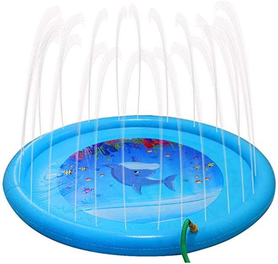 i bambini giocano con gli irrigatori per bambini