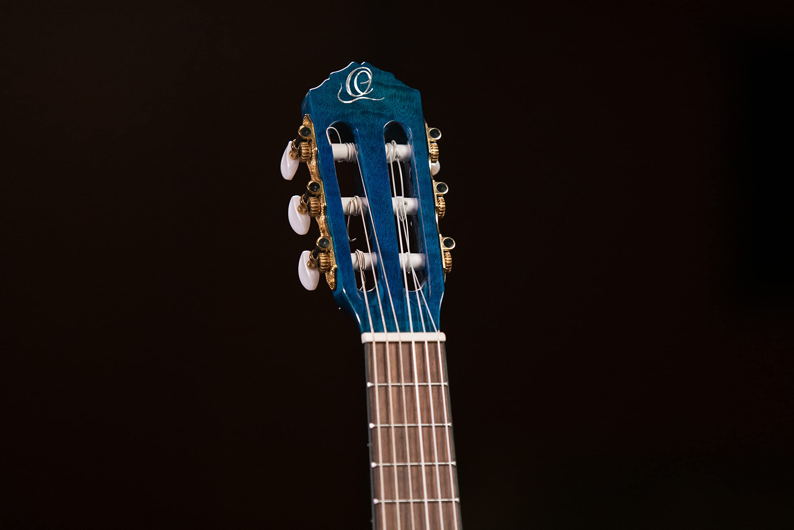 Ortega Guitars Reise Gitarre Elektro-Akustisch – Mini Travel Series – Geflammtes Mahagoni, Hochglanz Blau (RGLE18BLF)