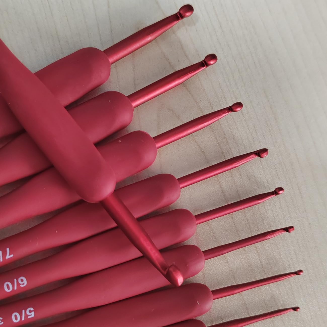 9Pcs Crochet Hooks 2.0-6.0mm Ergonomic Handles Aluminum Head for Crochet Lovers,for Knitting Gloves Sweaters and Hats (Red)