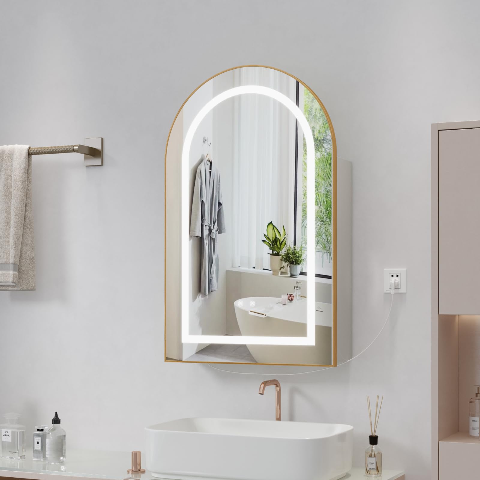Spiegelschrank Bad mit Beleuchtung und Antibeschlag Funktion Hängend Badezimmer Spiegelschrank mit 3 Glas Einlegeböden Gewölbter Bad Spiegelschrank mit Steckdosen für Badezimmer Toilette Gold Beige