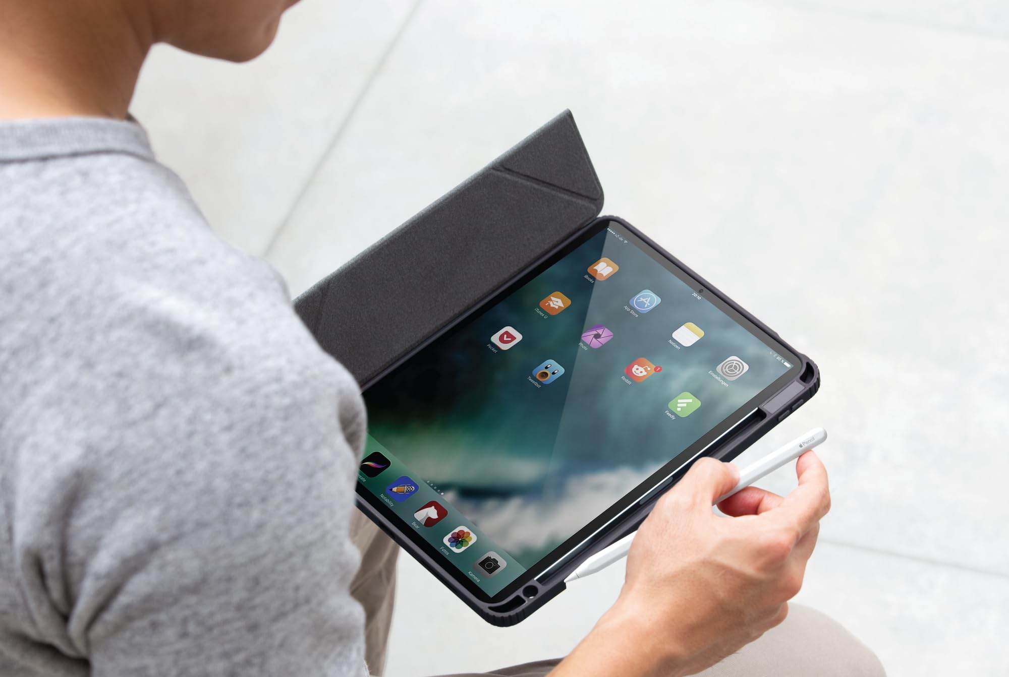 UNIQ Movierte antimikrobielle Schutzhülle für iPad Air 10,9 (2022/20) – Anthrazitgrau