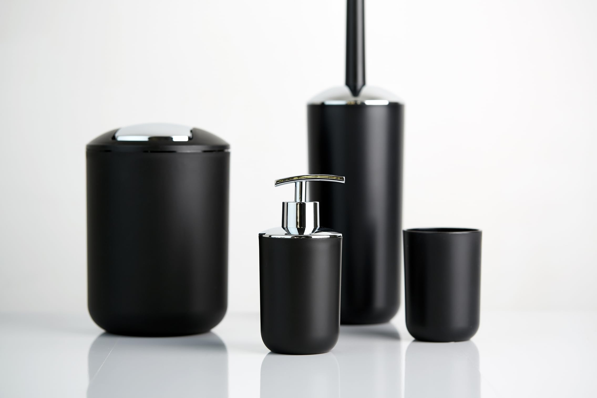 Wenko Papelera para cosméticos Brasil S, capacidad de 2 litros, papelera de baño con tapa abatible, papelera pequeña de plástico irrompible, sin BPA, Ø 14 x 21 cm, negra
