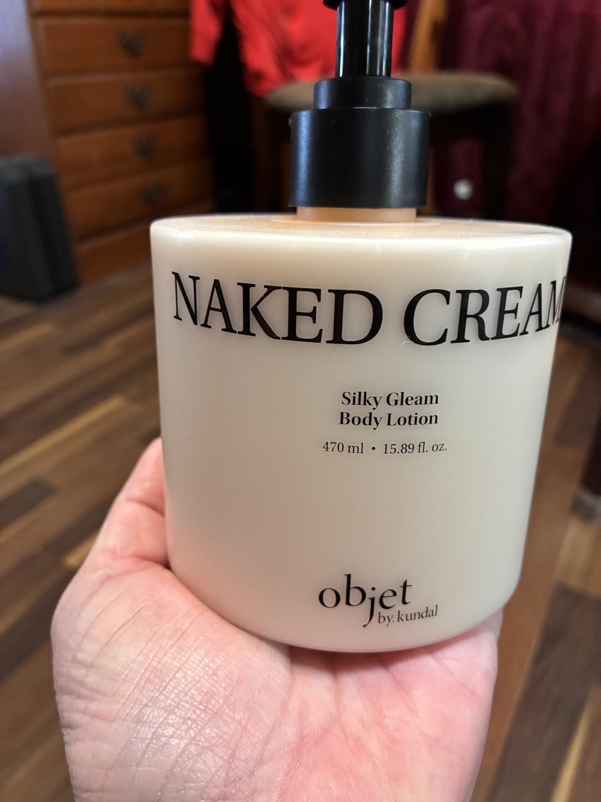 KUNDAL Objet Silky Gleam Body Lotion – Botanical Plant Oils & Butters with Niacinamide and Vitamin C&E – Deep Barrier Hydration, 24H Glow and Smooth Firm Skin – Premium Korean Body Care, Santal Rose (450ml)