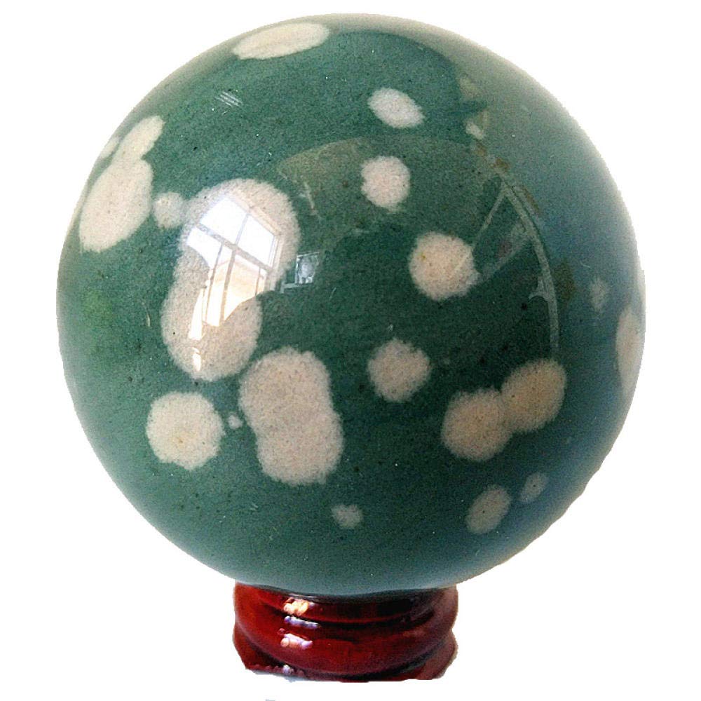Robe de mariée et cristaux décoratifs : une boule de divination pour mariage mémorable