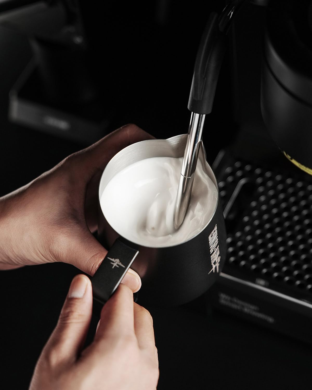 MHW-3BOMBER Brocca per latte 500ml, brocca per latte in acciaio inossidabile per macchina da caffè, accessori per caffè per barista domestico, tazza per cappuccino e arte del latte, brocca per schiuma