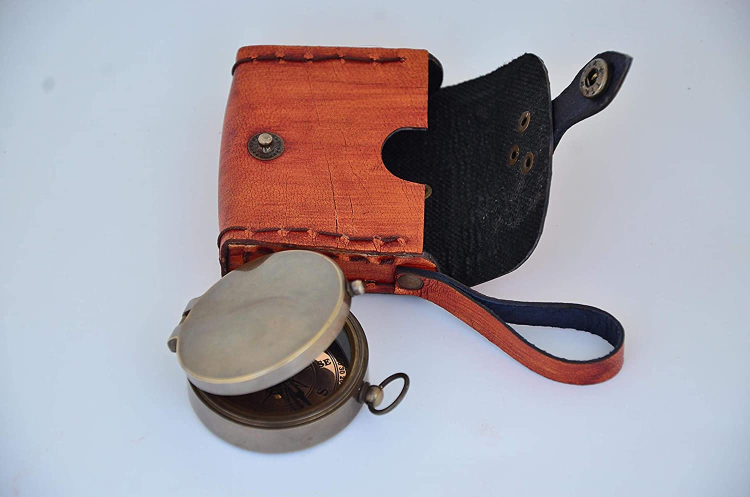 Brújula de latón hecha a mano con lazo superior para cadena, botón de brújula senderismo, camping, viajero y regalo antiguo brújula con funda de cuero rústico