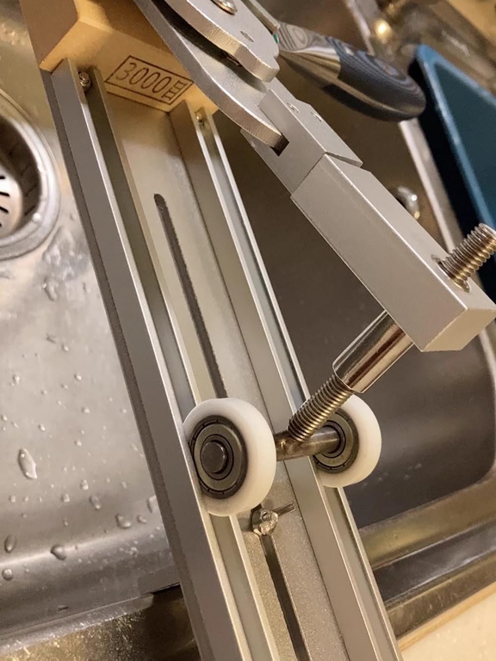 Affilatrice Ad Angolo Fisso, Affilatrice Manuale per Coltelli Domestici con Goniometro e Telaio in Alluminio con Pietra per Affilare in Corindone Bianco