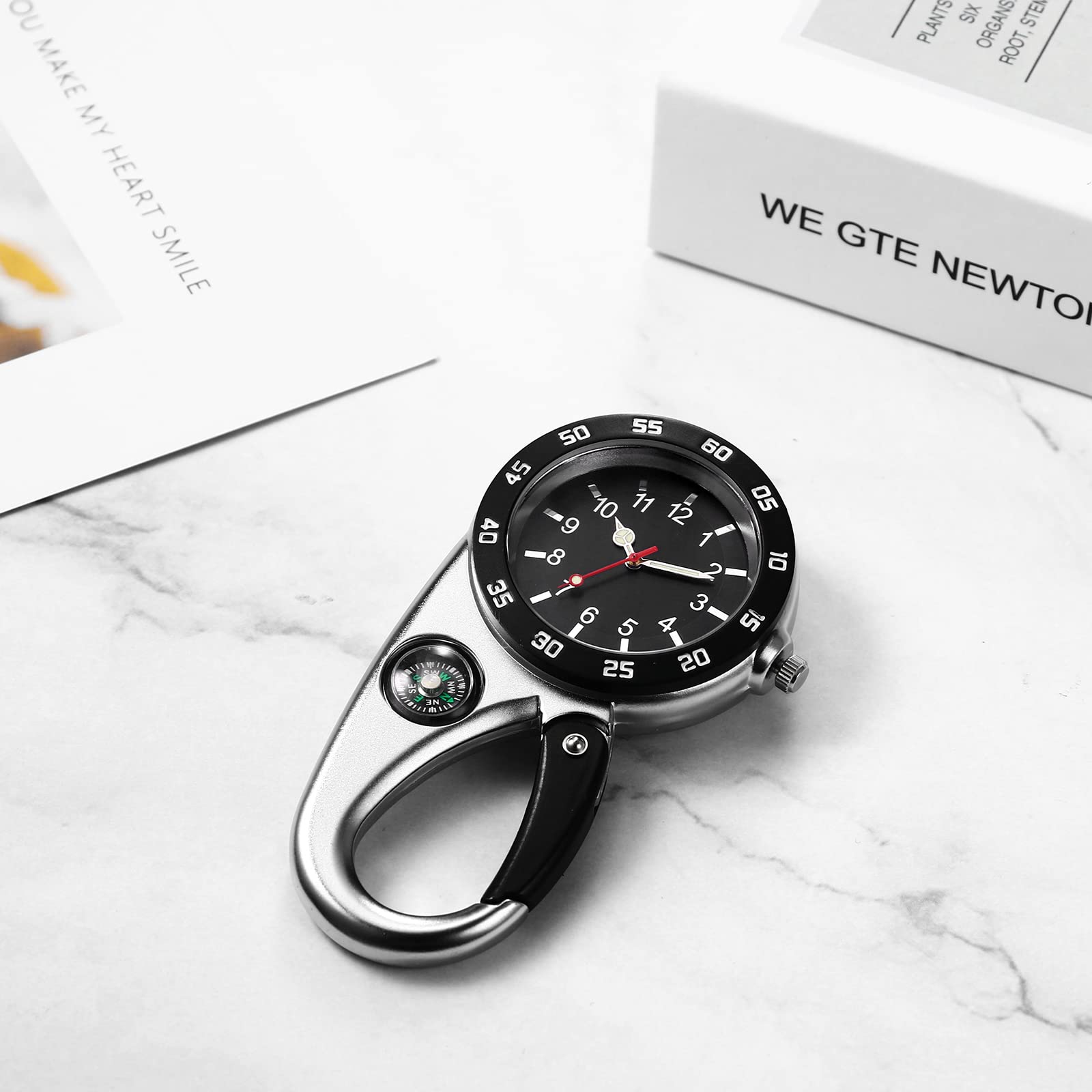 JewelryWe Analogowy zegarek na karabińczyk dla mężczyzn i kobiet, zegarek na klucze ze świecącymi wskazówkami. 1 ATM wodoodporny, zegarek pielęgniarski, brelok do plecaka, aktywności na świeżym