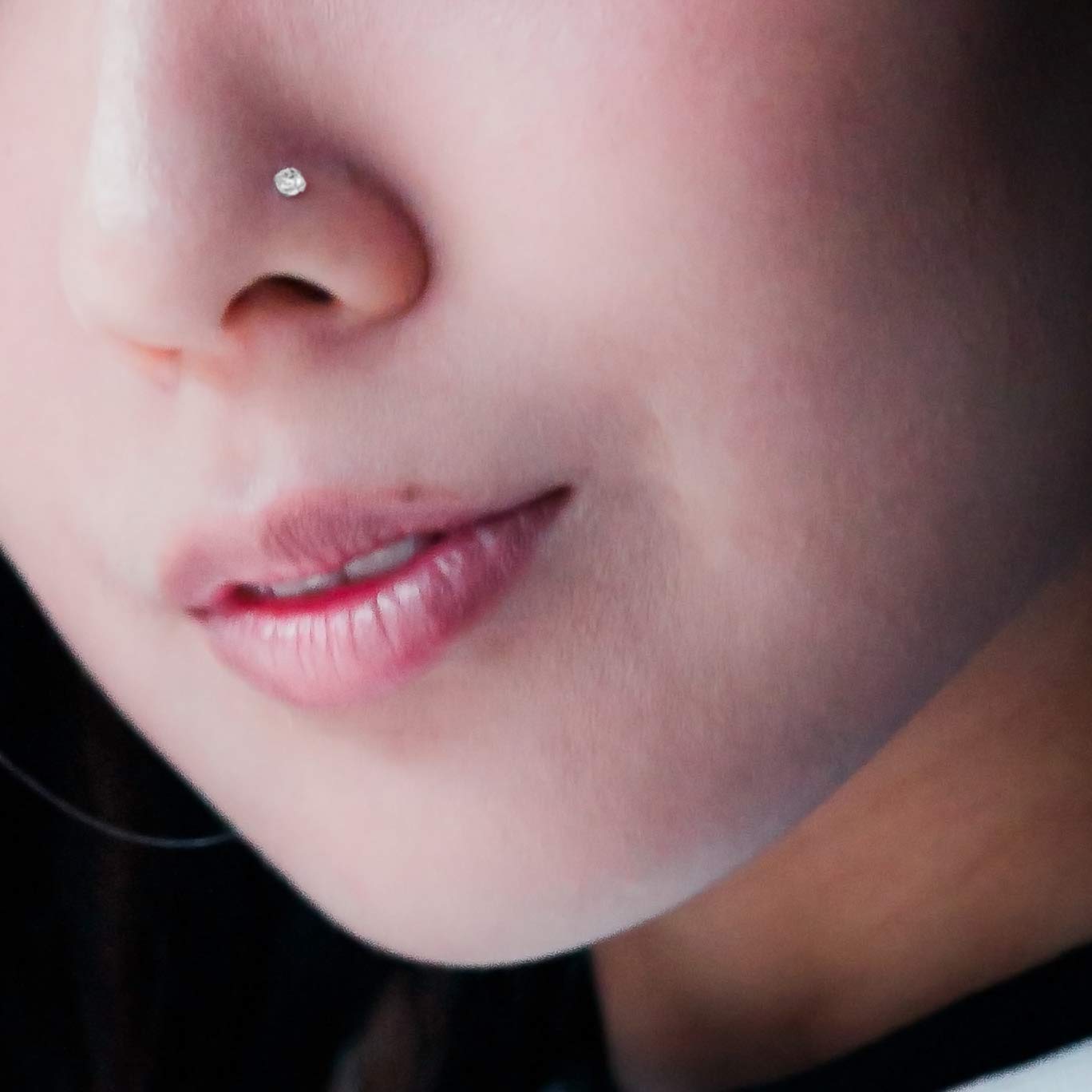 Monster Piercing - Nasenpiercing - Nasen-Stecker/Stab. Gebogen, Press Fit Spirale. 9 Karat Weissgold mit CZ Stein in verschiedenen Größen. Stabstärke: 20G (0,8 mm); Stablänge: 6 mm. Hypoallergen.