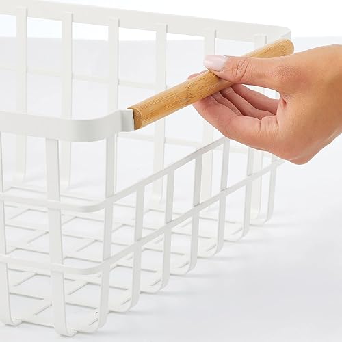 Miniatura 5 de mDesign Cesta organizadora de almacenamiento de alambre de metal con asas de madera de bambú para despensa de cocina, contenedor rústico de granja