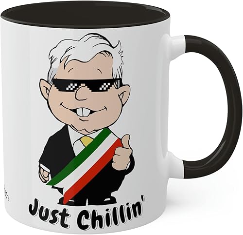 MEXICANDOO AMLO - Taza de café Just Chillin, divertida caricatura, Muñeco AMLITO, taza de cerámica blanca brillante con colores vibrantes en el