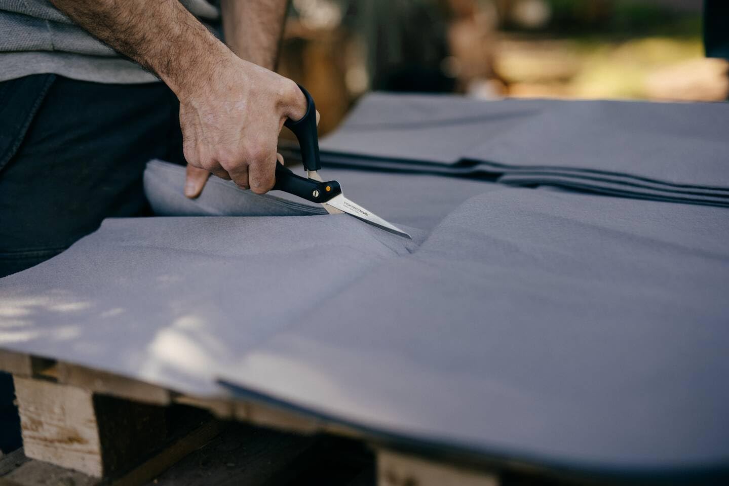 Fiskars Serrated Hardware Scissors, For right-handed users, With Power-enhancing Technology, Length: 21 cm, Stainless Steel Blade/Plastic Handles, Black/Orange, Amplify, 1020224