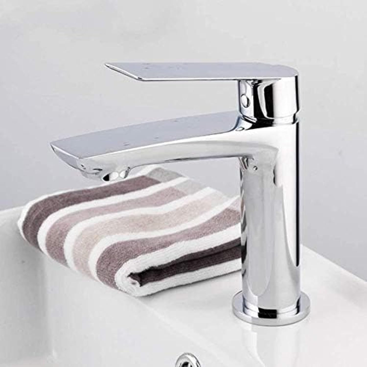 Robinetterie de salle de bain en laiton durable au design minimaliste