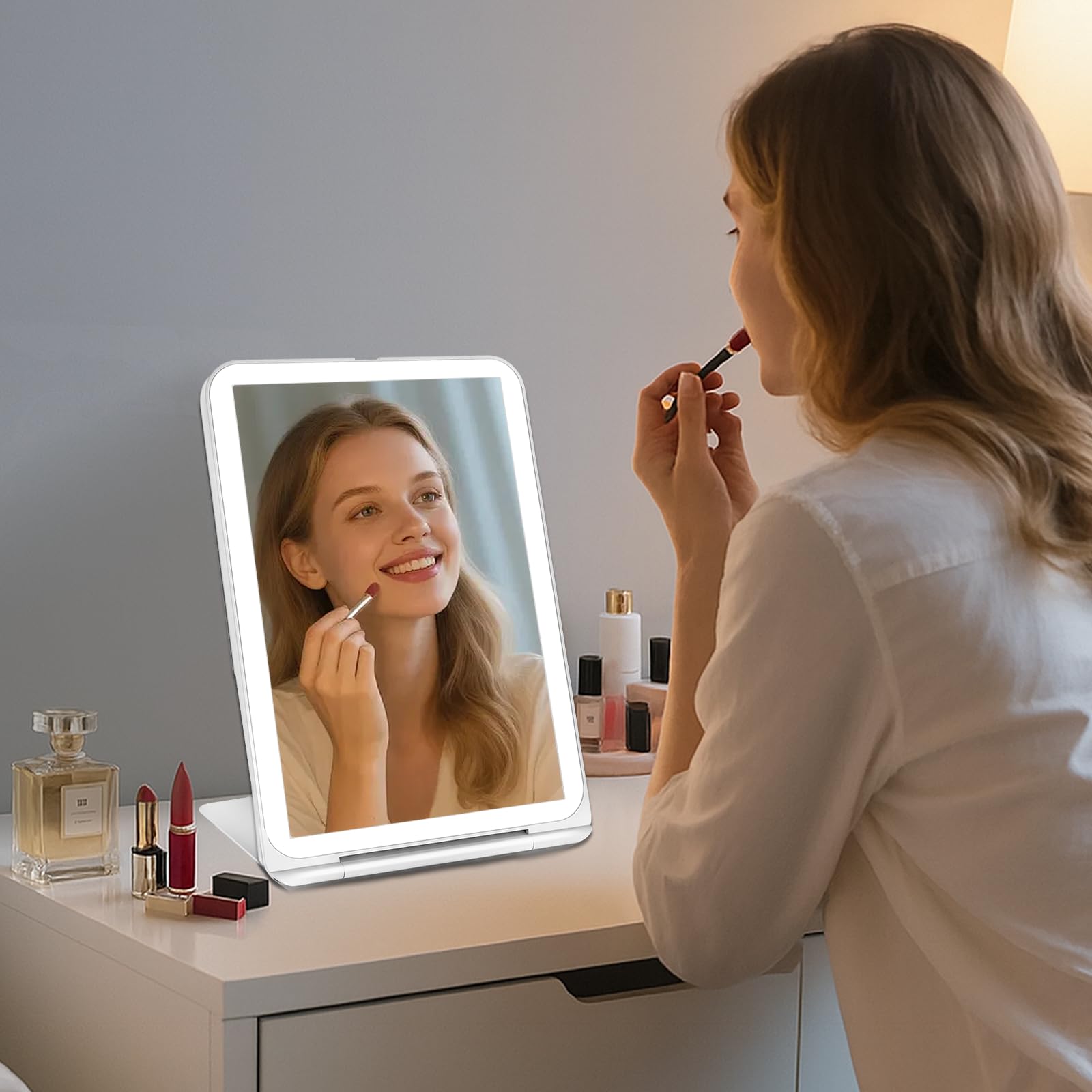 SURFOU Specchio Trucco con Luci LED Ricaricabile USB-C, Pieghevole e Portatile, 3 Tonalità di Luce Regolabile + 10X Ingranditore, Interruttore Tattile e Memoria, Compatto per Makeup Professionale, Via