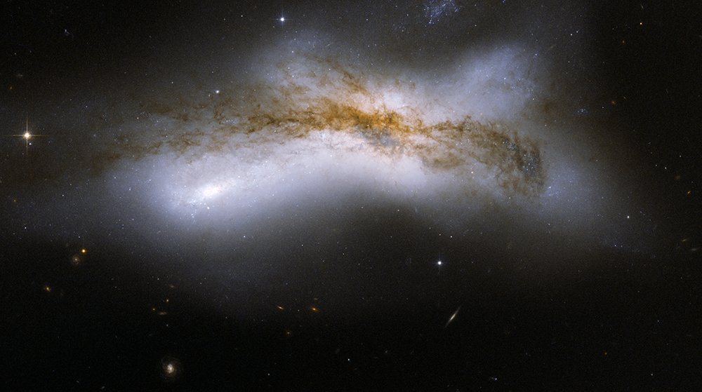 Affiche Hubble NGC 520 extra large pour habiller un grand mur vide
