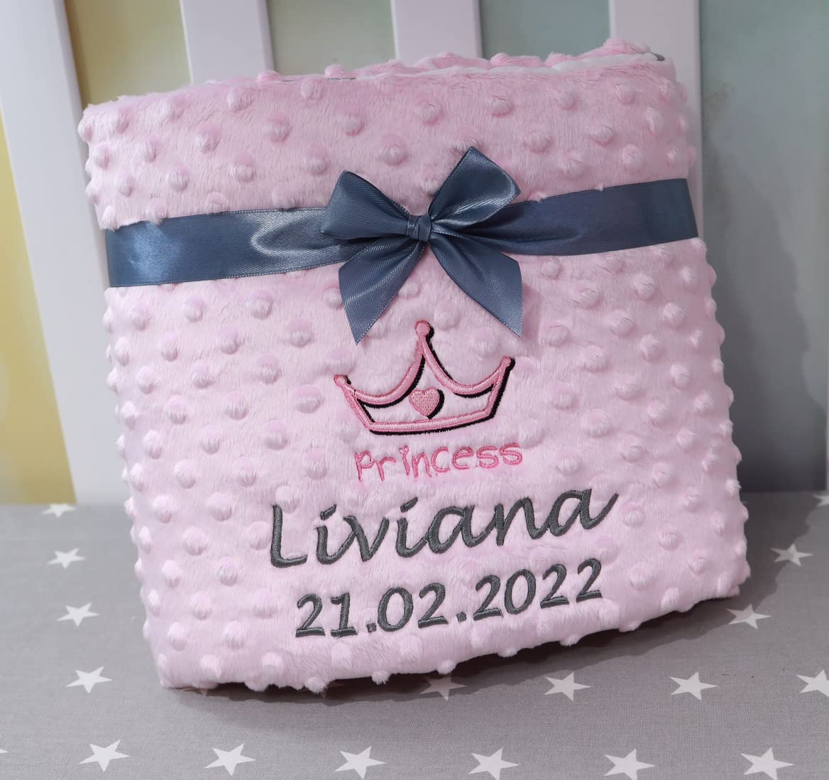 Personalisierte Babydecke mit Namen – Hellrosa Plüsch & graue Baumwolle mit weißen Sternen – Bestickt, Warm & Wintergeeignet, 75x100 cm – Geschenk zur Geburt & Taufe (Hellrosa - Sternen, 75 x 100 cm)