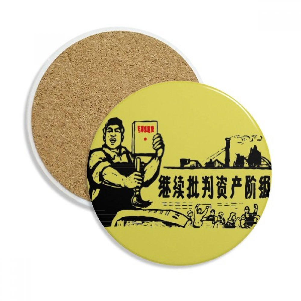 Coaster en céramique contre les auréoles d'eau et rayures de tasse sur table en bois