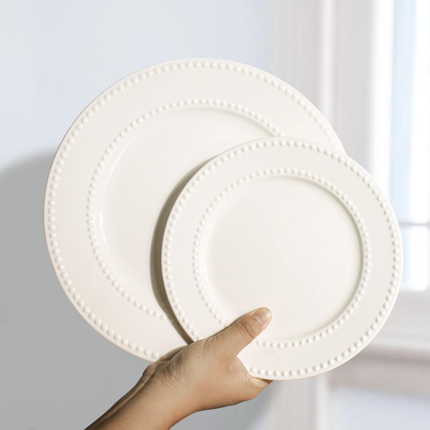 Artena Set di 4 piatti piani in ceramica da 26,7 cm, bianchi goffrati, per insalata, dessert, antipasto, bistecca, piatti da portata per intrattenimento, piatti piani moderni grandi per ristoranti e