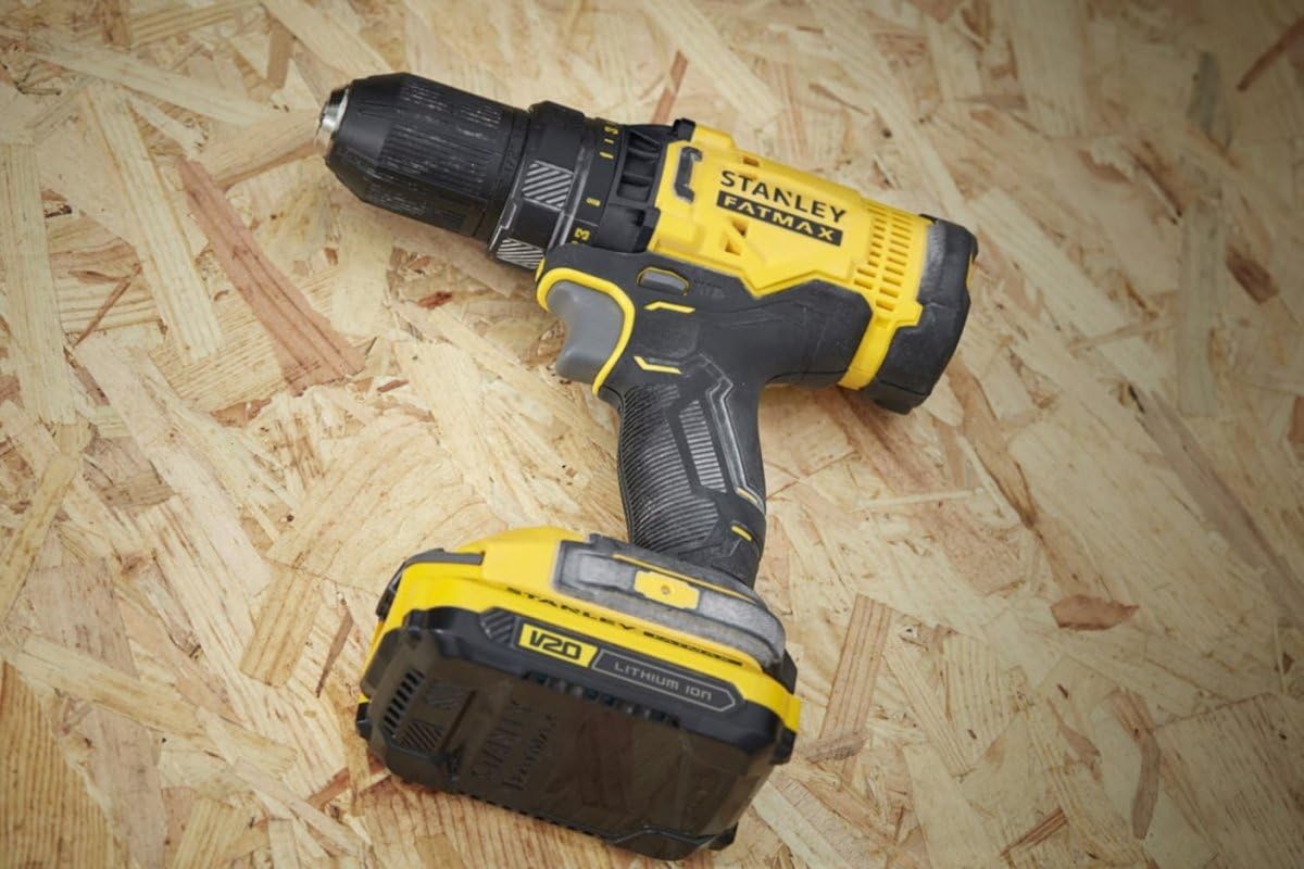 Stanley FatMax V20 Trapano Avvitatore 18V con 2 Batterie Litio 2Ah Con 100 Accessori SFMCD700D2A-QW