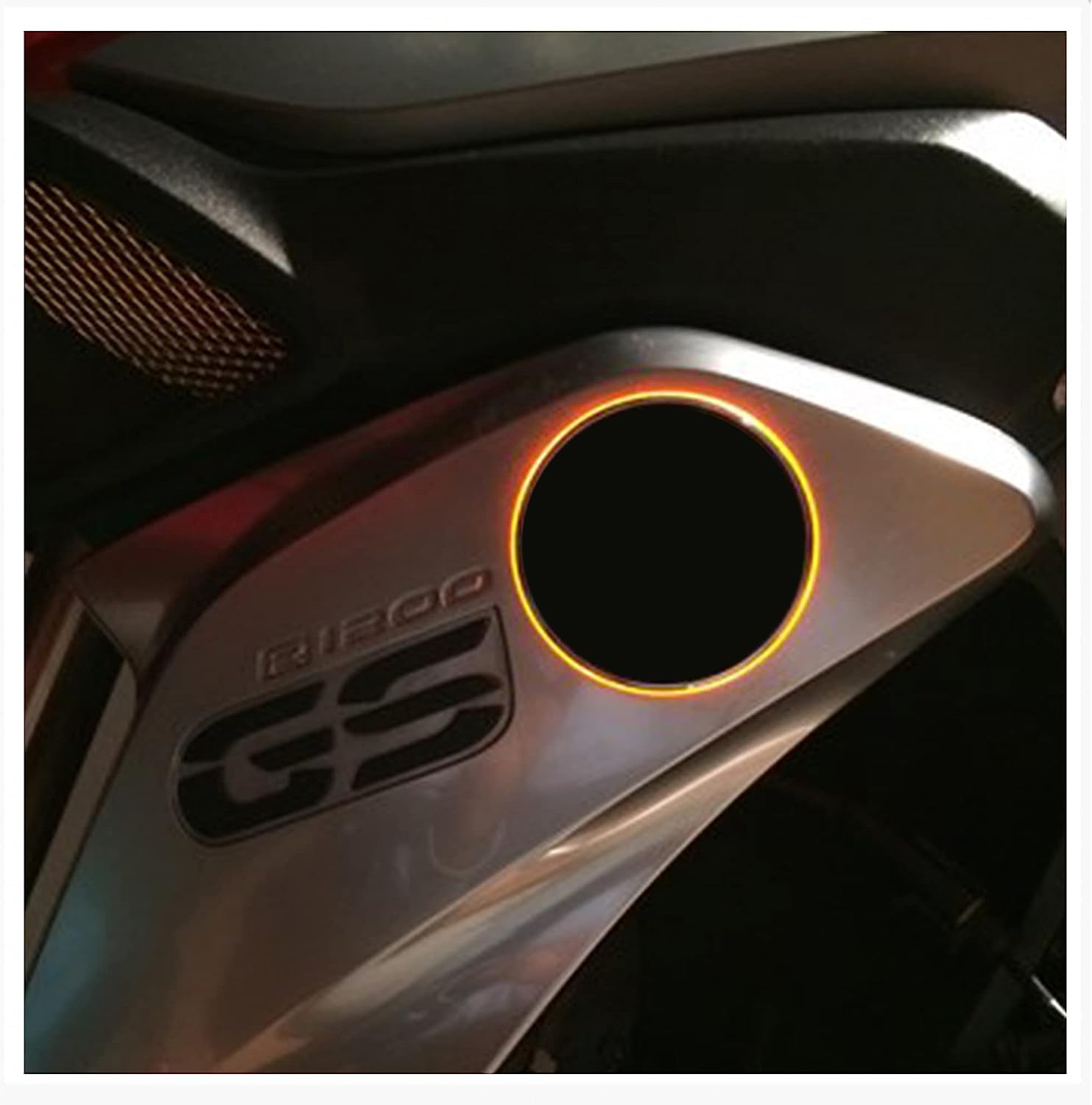 A-PARTS Kit 2 Frecce, Colore Arancio Lampeggiante e Blu fisso, Compatibile con Emblema Moto Diametro 70 mm