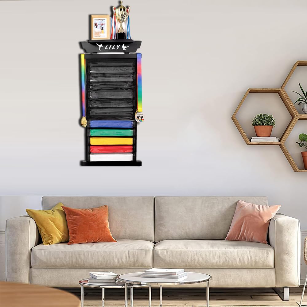 12 Ceintures Karate Belt Display Rack avec Autocollants, Organisateur de Ceintures D'arts Martiaux, Conception Anti-poussière, Support D'affichage pour Ceintures de Taekwondo pour Karaté, BJJ