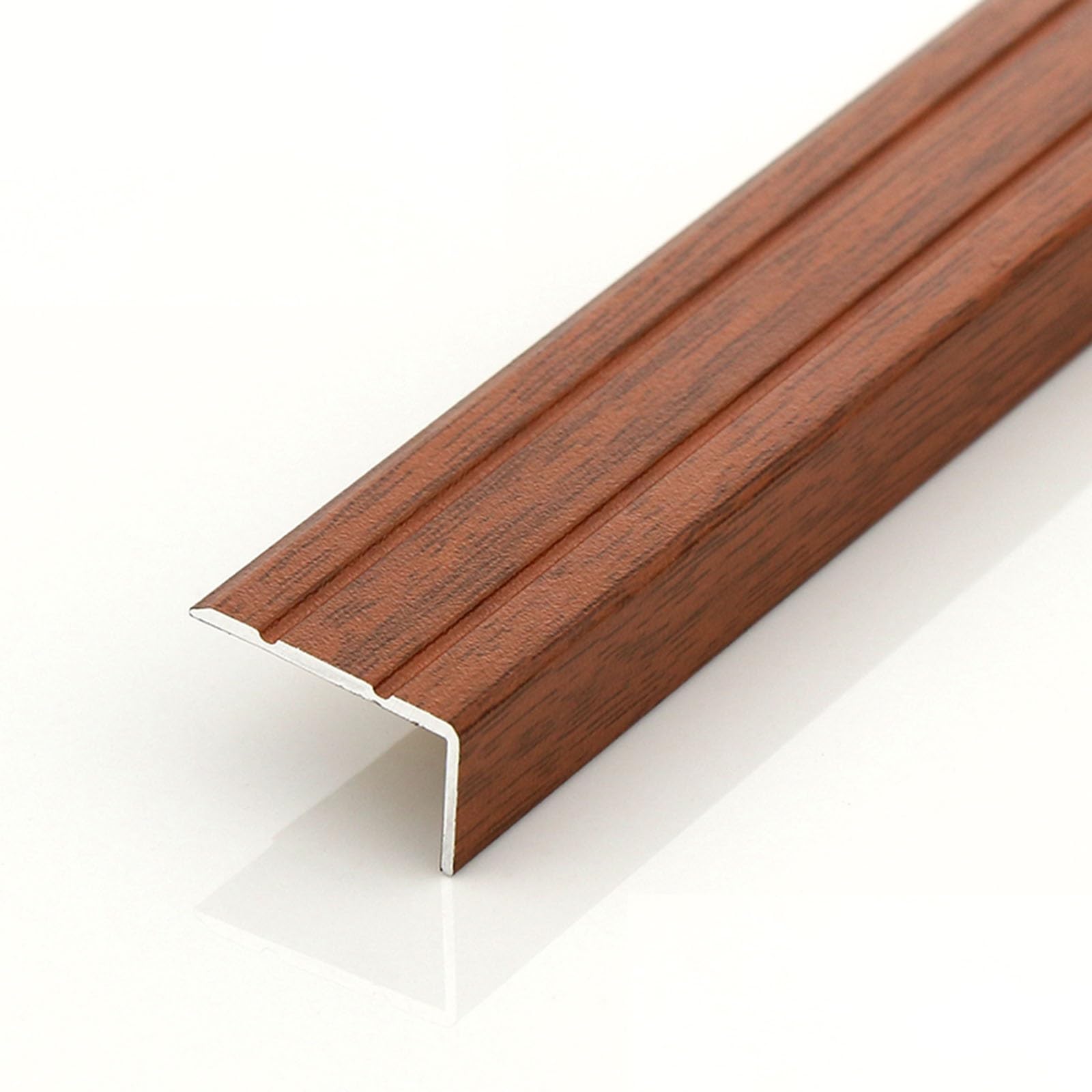 Borde de escalera estriado y protector de escalones para peldaños de grano de madera