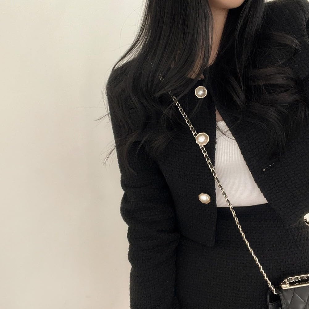 Costume deux pièces raffiné pour femme avec une veste courte en tweed perlé et une mini jupe