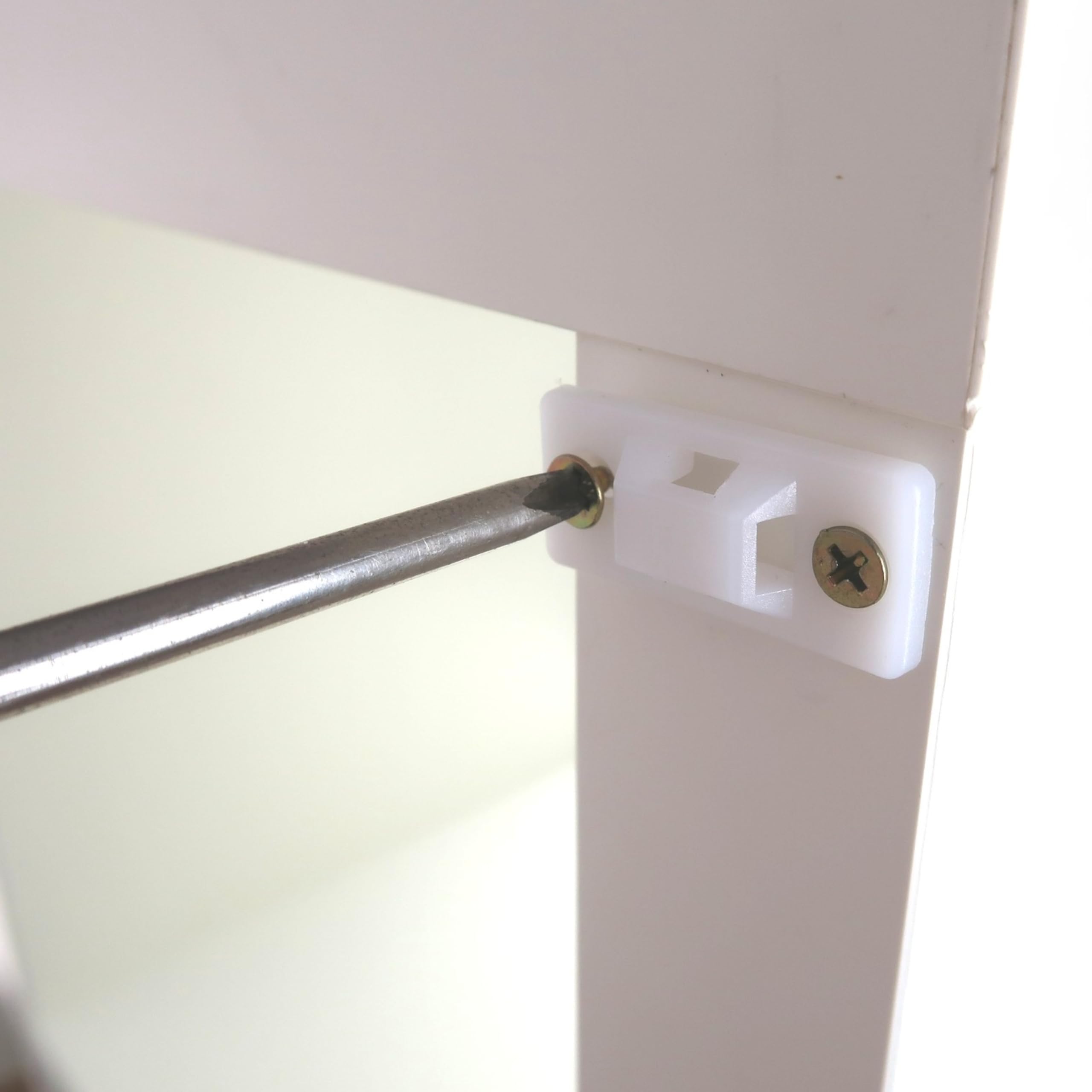 Protection anti-basculement pour étagères, commodes et armoires, 12 paquets, à visser, facile à activer/désactiver, en métal, pour petits enfants, animaux domestiques, kit avec matériel de fixation