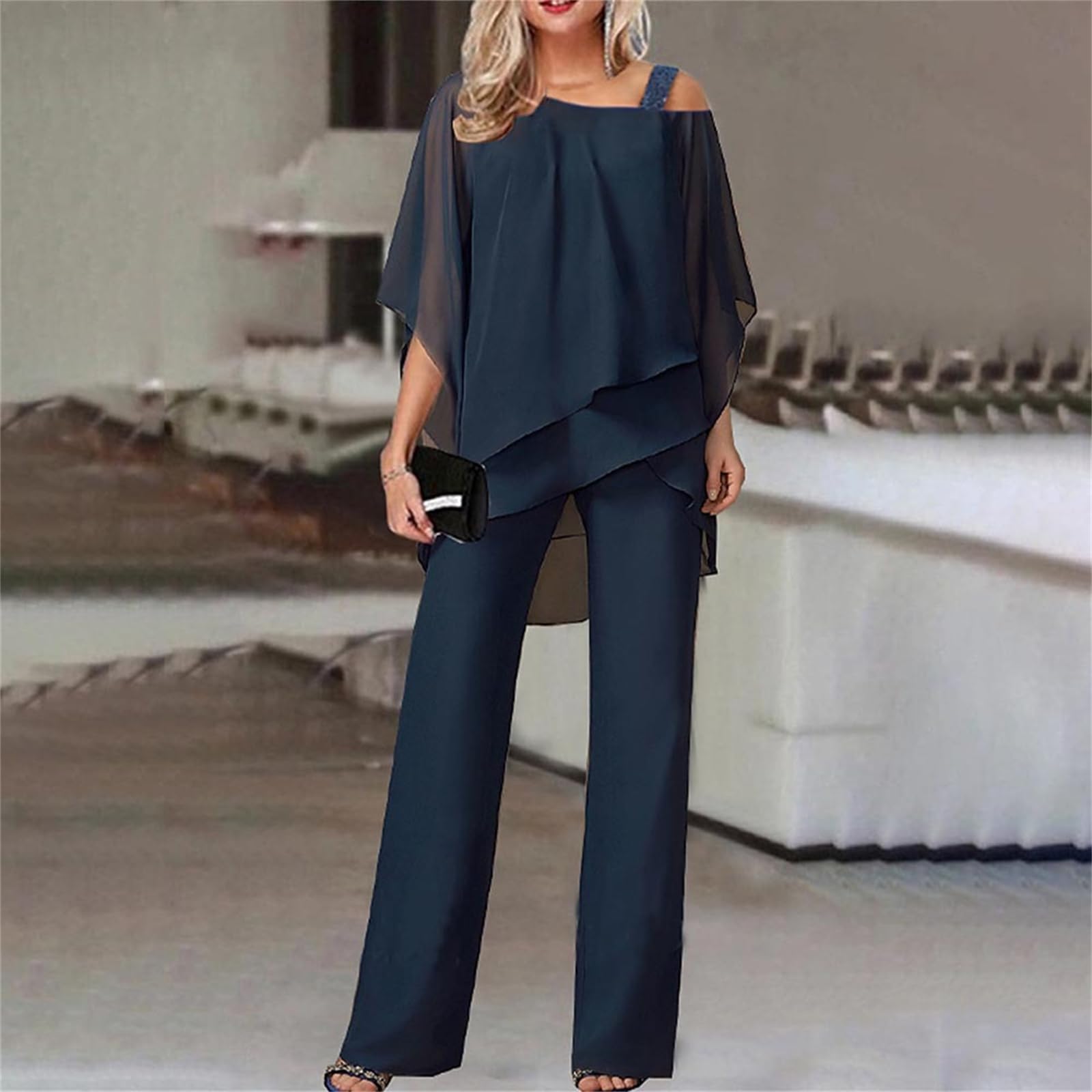 Generisch Zweiteiliges Damen-Outfit: Chiffon-Top mit Fledermausärmeln und asymmetrischem Schnitt sowie eleganter Jumpsuit mit weitem Bein – auch als Hosenanzug für Hochzeitsgäste geeignet