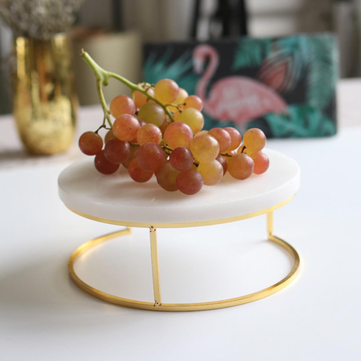 Elegante Kuchenplatte aus Weißem Edelstahl mit Stabilem Sockel und Einfachem Reinigungssystem für Cupcakes und Pralinen als Requisite für Lebensmittelfotografie