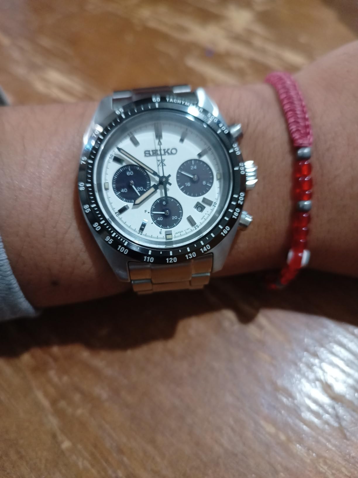 Speedtimer com roupa casual no pulso