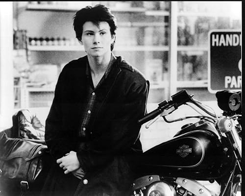 Posterazzi Impresión fotográfica Christian Slater apoyado en motocicleta en brezos (8 x 10) - Artículo # MVM03240 Posterazzi Impresión fotográfica Christian Slater apoyado en motocicleta en brezos (8 x 10) - Artículo # MVM03240