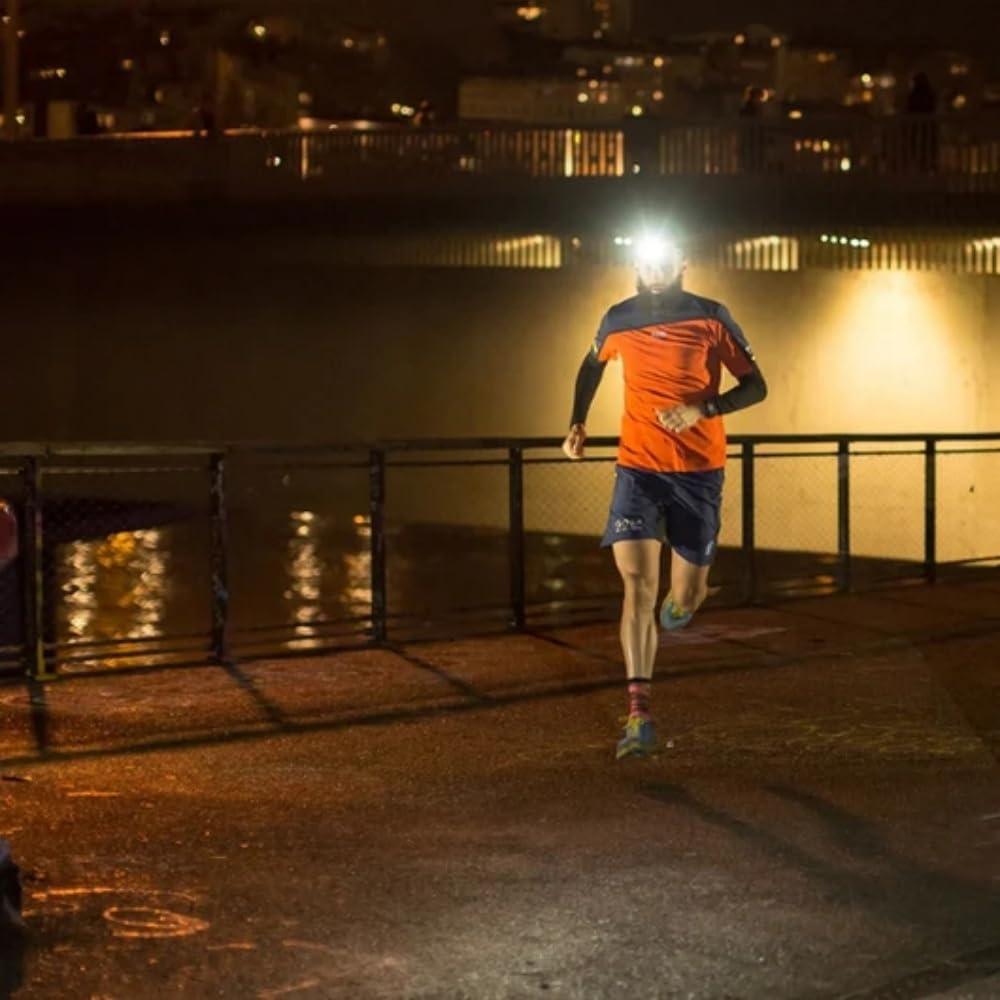 Adventure Light 2.0 - Das Original Wiederaufladbare LED Stirnlampe - Superhell 230° Weitwinkel, Gestengesteuert, Leicht, 3 Modi für Joggen, Angeln, Laufen