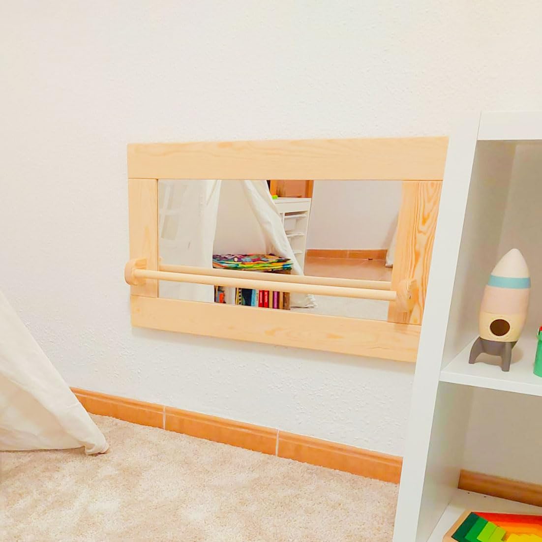 Espejo Montessori HECHO EN ESPAÑA con Barandilla para Bebés y Niños. Espejo de Madera Maciza con Cristal de Seguridad. Regalo Montessori Infantil para Cumpleaños (Tamaño pequeño 74x44cm)