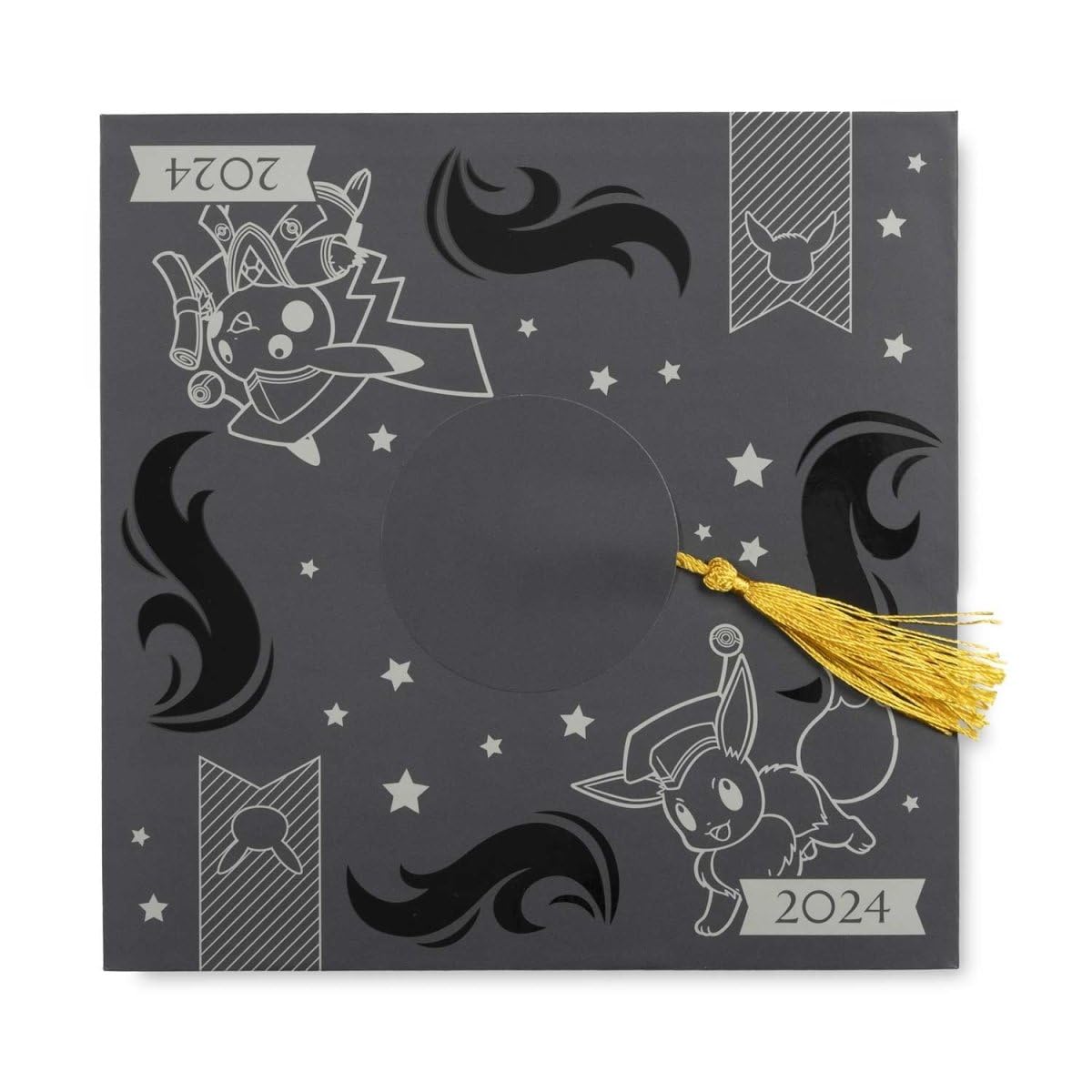 Pokémon Center: Graduazione Pikachu & Eevee 2024 Pokémon Pin Box Set (4 pezzi), Lega di zinco, smalto duro, carta, Senza pietra