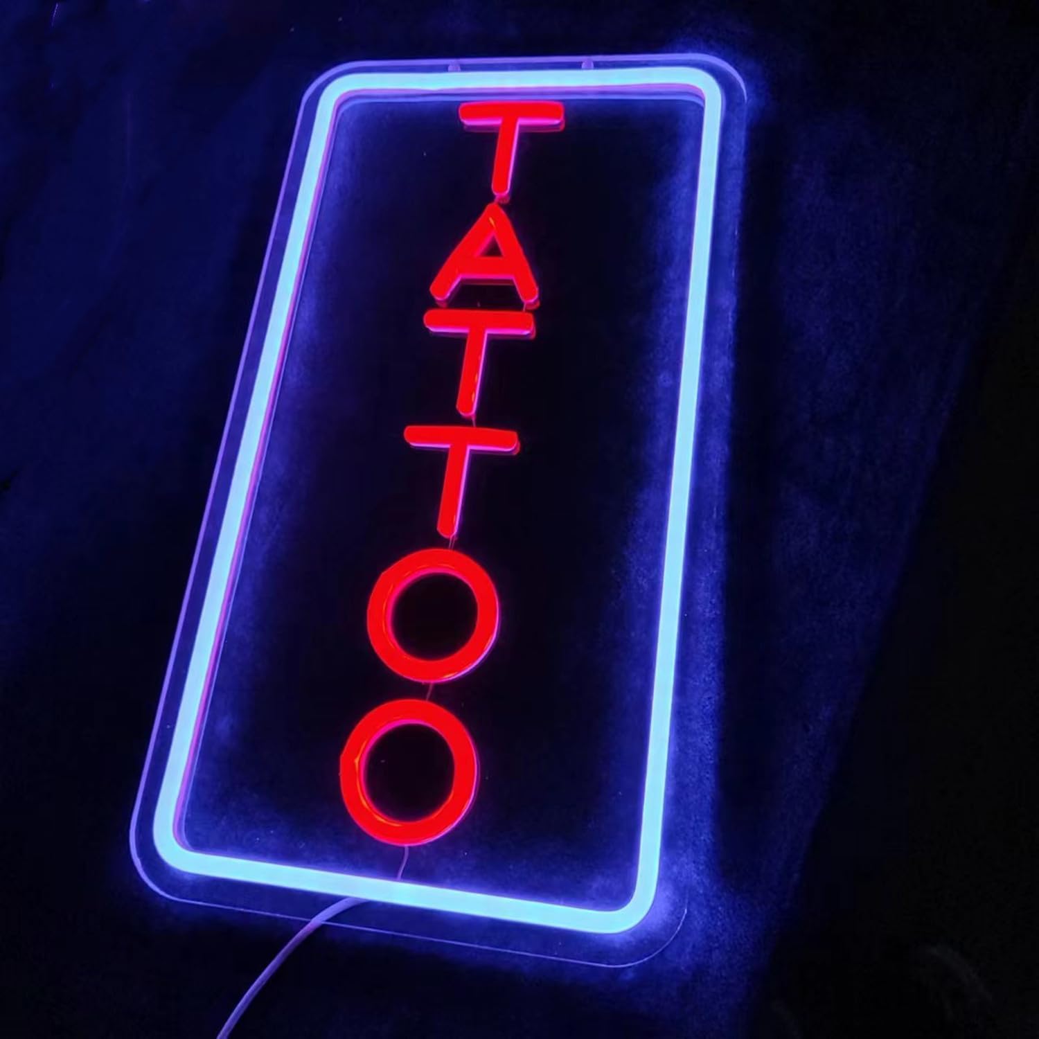 Insegna Al Neon Di Rosso Del Tatuaggio Illustrazione di Stock