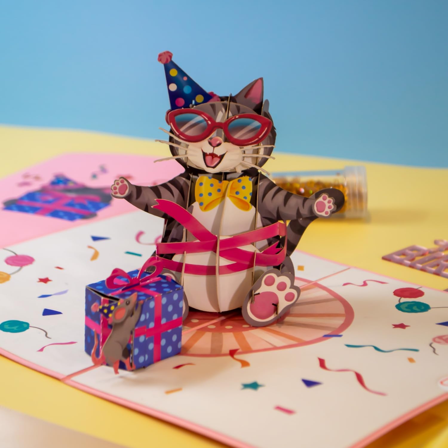 Feestelijke verjaardagskaart met kat en