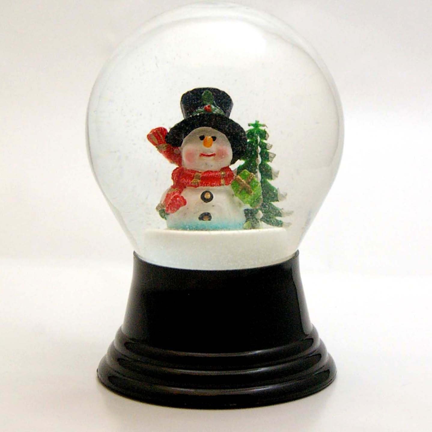 Amazon Co Jp オーストリア Perzy製スノーグローブ スノードーム 雪だるまとモミの木 80mmタイプ 1551 おもちゃ