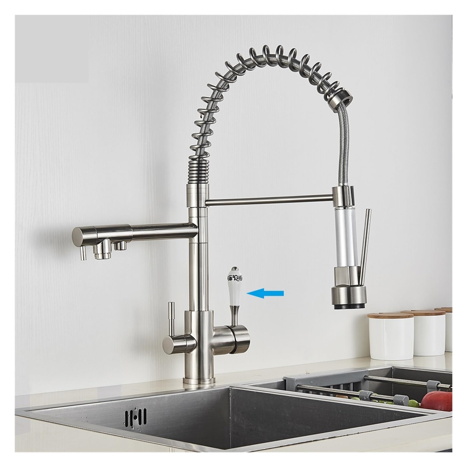 Robinet cuisine noir mat élimine les bouteilles plastique avec sa purification eau pure intégrée