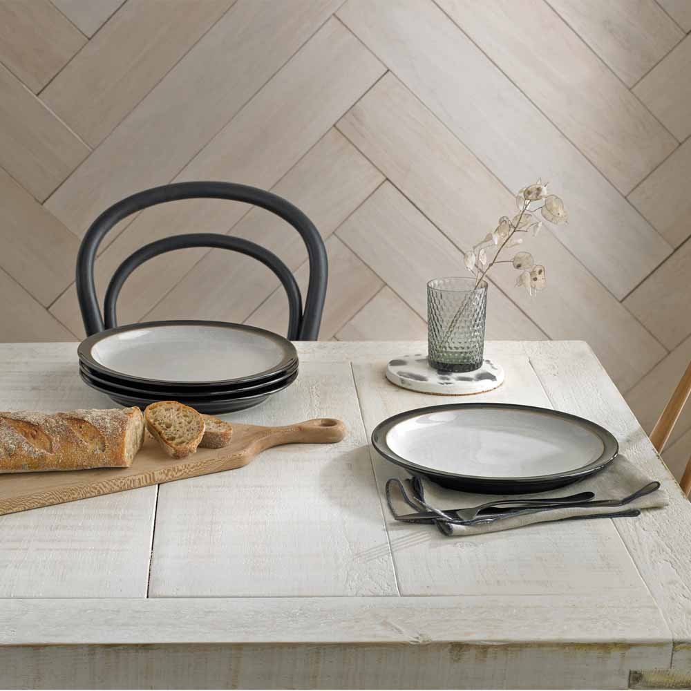 Denby - Elements - Set di 4 piatti medi neri, lavabili in lavastoviglie e adatti al microonde, 22 cm, stoviglie in ceramica nera e bianca, piatti da pranzo resistenti a scheggiature e crepe