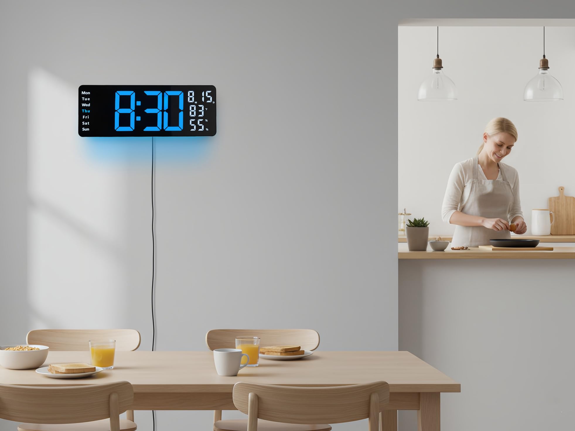 Horloge murale numérique LED bleue de 44,5 cm avec 8 couleurs de lumière ambiante | Affichage de l'heure, de la date, du jour, de la température et de l'humidité, deux alarmes, compte à rebours et