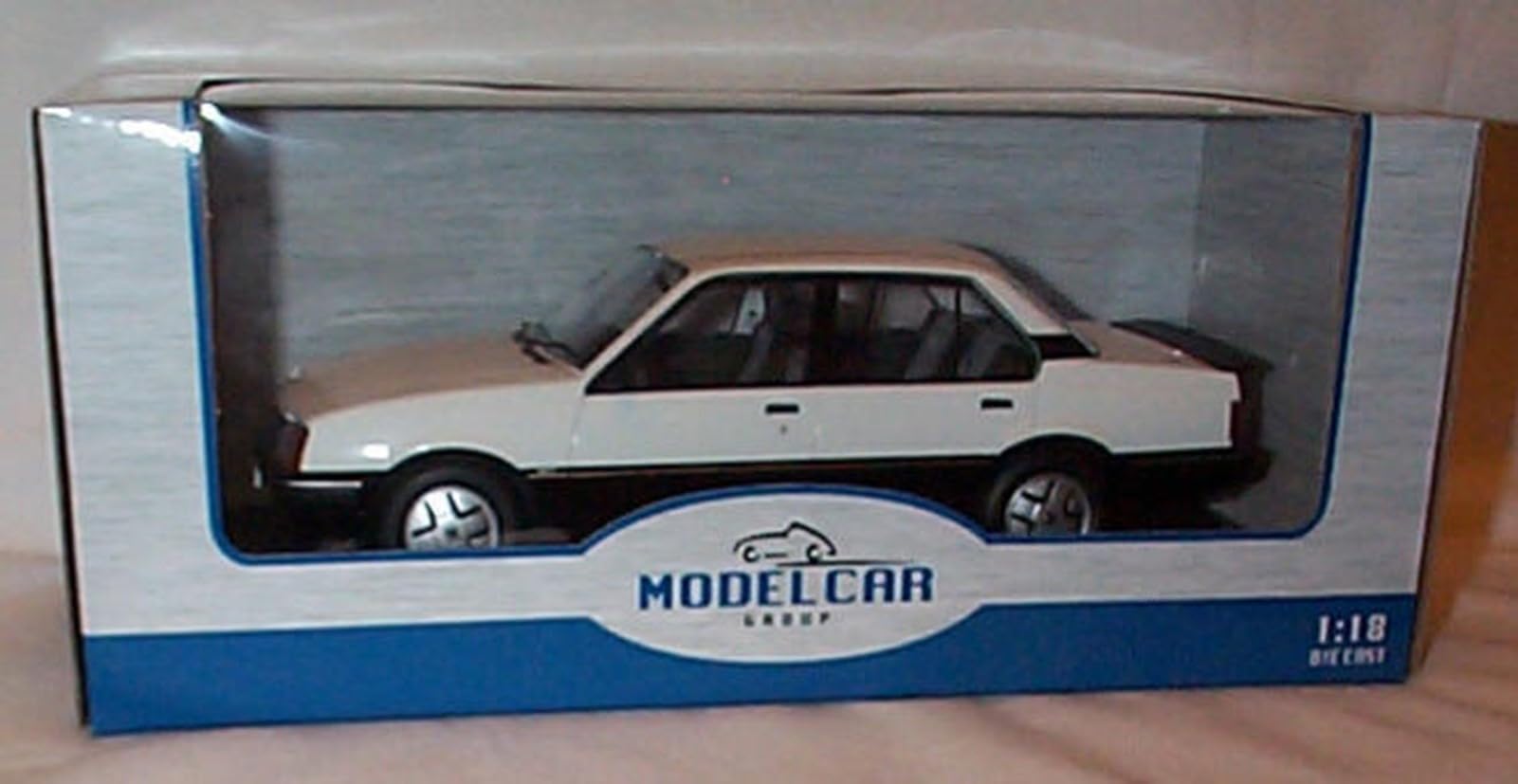 Model Car Group Vauxhall Cavalier SRi 1987 White Vehicle 1:18 scale diecast model