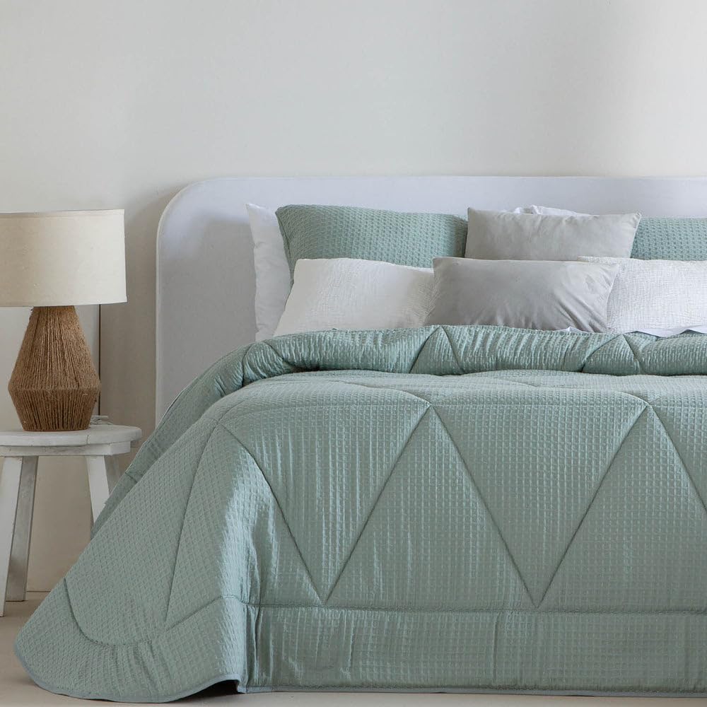 Henko - Colcha Cama 150 - Tejido Texturizado Color Agua - Acolchado Ligero de 150 gr - Ideal para Primavera y Otoño - Fabricado en España - 250x270 cm (Maia Agua)