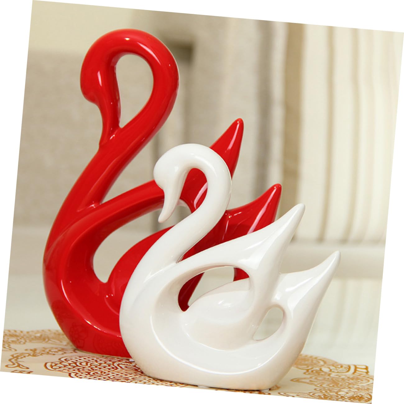 Housoutil 2 Stück Keramik Schwan Paar Skulpturen Rot Weiß Minimalistische Wohnzimmerdekoration Romantische Wohndeko für Paare und Hochzeit Glatte Oberfläche Geschenkidee