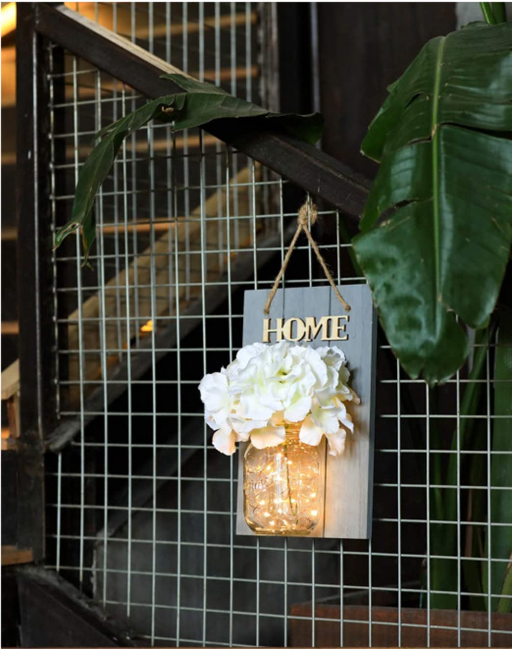 GUANSHAN 2 STKS Kleurrijke Mason Jar Wandlampen, LED Strip Lights met Kunstbloem en Houten Board, Rustieke Wandkandelaars Hangende Lantaarn Wandlamp voor Slaapkamer, Tuin, Wanddecoratie